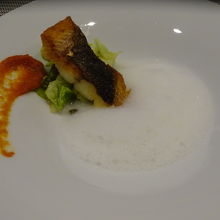 今日の魚料理は、スズキ。　ふわふわのソースが決め手