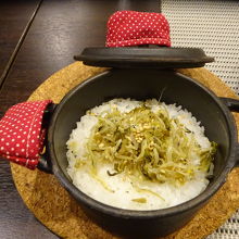 じゃこ御飯。　土鍋に入っているので、ほっかほか。
