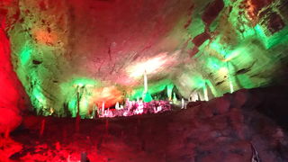 大きな鍾乳洞で見る価値あります。