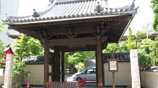 山門と鐘楼は歴史を感じます