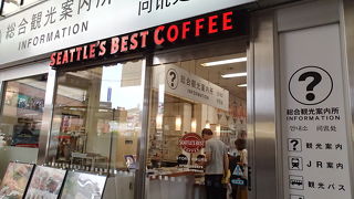 シアトルコーヒーの店内に入っていく