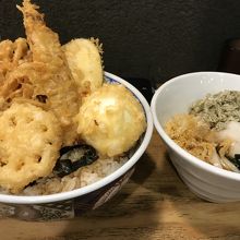 うどんは冷たいの。こちらも美味しい。