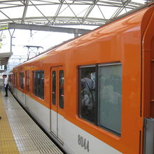 甲子園駅プラットホームと阪神電車