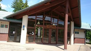 緑地公園に隣接