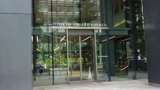 都会らしいデザインの大きなビル