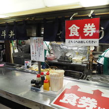 あらかじめ食券を買うスタイル