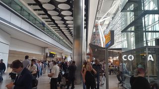 入国審査で大行列