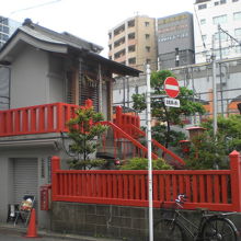神田旅籠町会が所有する土地に、講武稲荷神社の御社があります。