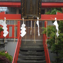 赤色の鳥居の上部には、講武稲荷神社の額が掲げられています。
