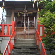 講武稲荷神社の鳥居を潜ると、階段と御社が、直接、見えます。