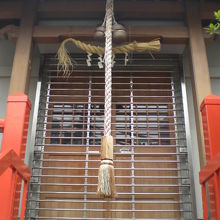 講武稲荷神社の階段を昇った先には、格子の付いた御社があります