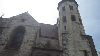 歴史を感じさせる古びた外壁がとても印象に残る教会だと思いました