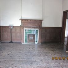 入り口奥の暖炉