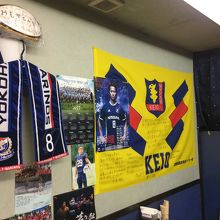 ソッカー部の部旗と　マリノスの中町のポスター