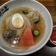 冷麺の単品は900円でちょっと高いです