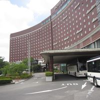 ホテル外観（玄関前より）