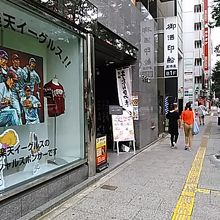 仙台駅前のビル地下１階にあります。