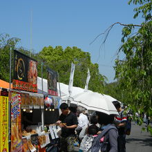 園内では露店が並ぶ
