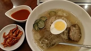 (ひがしやま)冷麺の麺は細く、ゴム感が強かったです。スープはしょっぱ系でした。