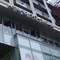 上の階のマンション風がホテル。