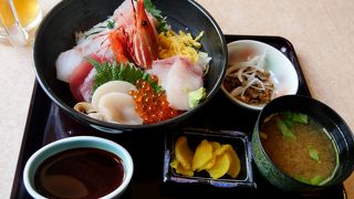 港町丼2100円，海鮮丼1500円がおすすめ！