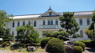 公立小学校の校舎とは思えません