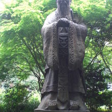 湯島聖堂の孔子銅像です。仰高門を進んだ先に建てられています。