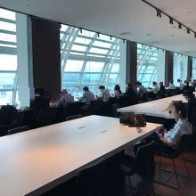 窓際の席が人気