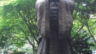 湯島聖堂の孔子銅像は、１．５ｔもあり、世界最大の孔子銅像です。