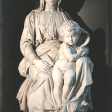 ミケランジェロ作の「聖母子像」