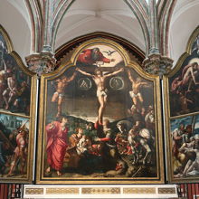 「磔刑のキリスト」が描かれた三連式の祭壇画