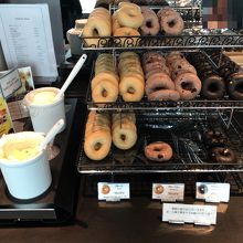 朝はベーグルが3種類。お1人様2個まで。