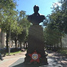 しかし銅像も依然として存在する