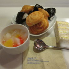 羽田空港国際線 ANAラウンジ (110番ゲート付近)