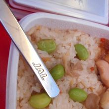 昼便の行きの機内食は２種からの選択で味付けに納得