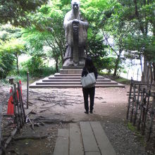 仰高門を過ぎ、右に曲がると、孔子の銅像が、森の中に顕れます。