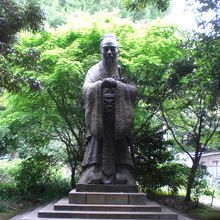 森の中に屹立する孔子の銅像です。暗い中に浮かび上がっています