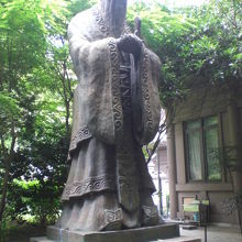 森の中に屹立する孔子の銅像は、迫力があります。怖いくらいです