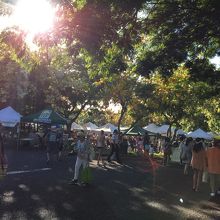 KCCファーマーズマーケットのテントが、見えます。