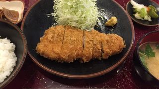 絶品の肉厚トンカツ