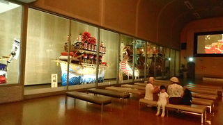 「長崎くんち」の山車や、奉納される龍踊りの映像があります