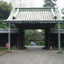 入徳門を杏壇門方向から見ています。木造による建築とのことです