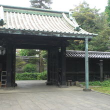 入徳門を、北東の方向から斜めに見ています。木造建築の極致です