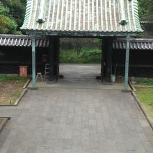 入徳門の北側の様子です。湯島聖堂の杏壇門から見ています。