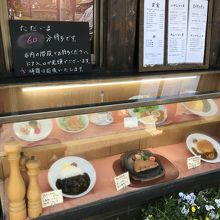 帰り際、店の入り口には待ち時間表示が！行列は、店内の階段で。