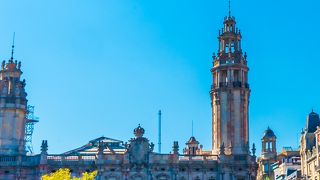 非常に立派で重厚な建造物です。