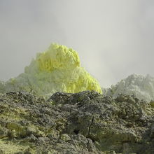 立ち入り可能区域でも硫黄の塊が見られます