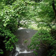 この先に滝下半分
