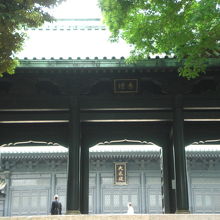 杏壇門は、湯島聖堂の孔子廟(大成殿)のすぐ前にあります。