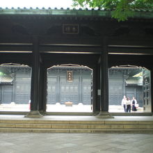 杏壇門の奥には、孔子廟(大成殿)の建物と前庭が見えます。